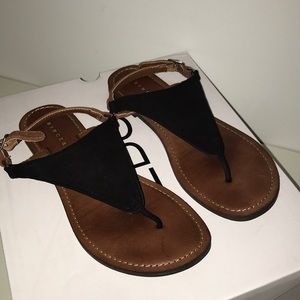 Triangle sandals
